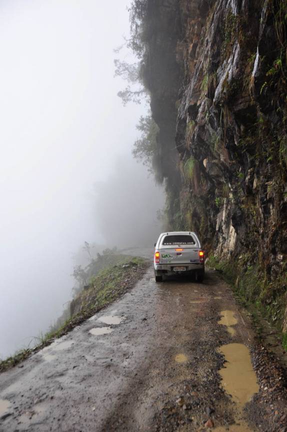 Em meio à forte neblina, a Fiona percorre a famosa e temida Carretera de la Muerte, estrada que desce os Andes em direção à Coroico, na Bolívia